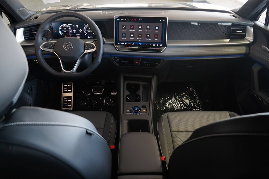 New 2026 Volkswagen Tiguan SE R-Line FWD image 8