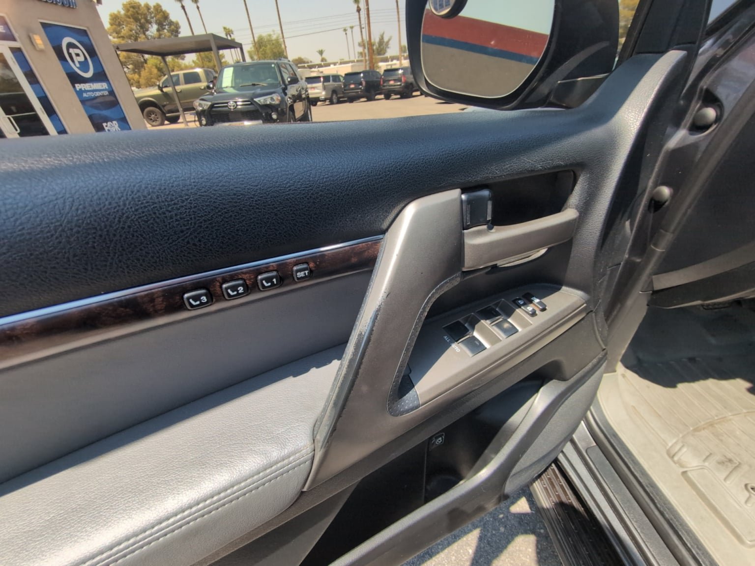 Used 2008 Toyota Land Cruiser w/ Upgrade Pkg AWD/4WD image 11