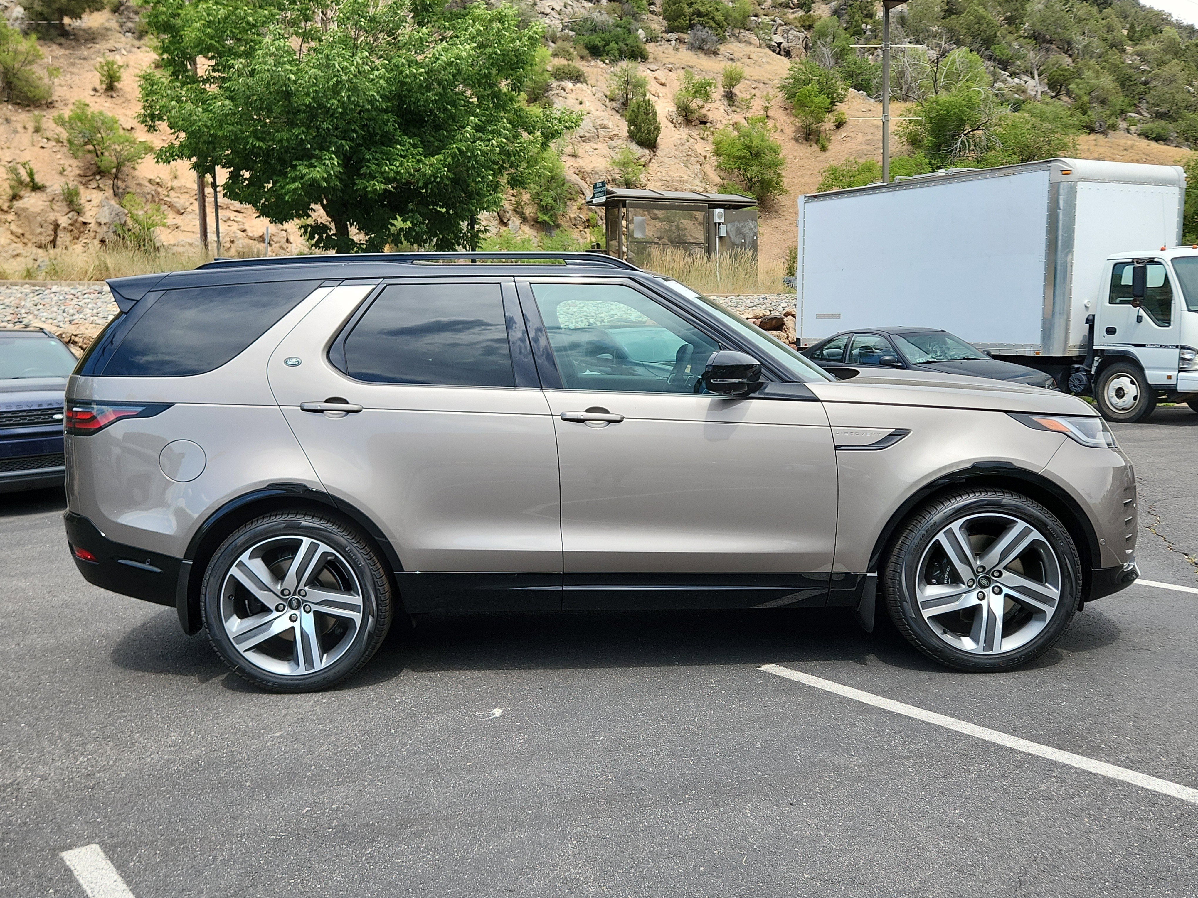 New 2025 Land Rover Discovery Metropolitan Edition image 2