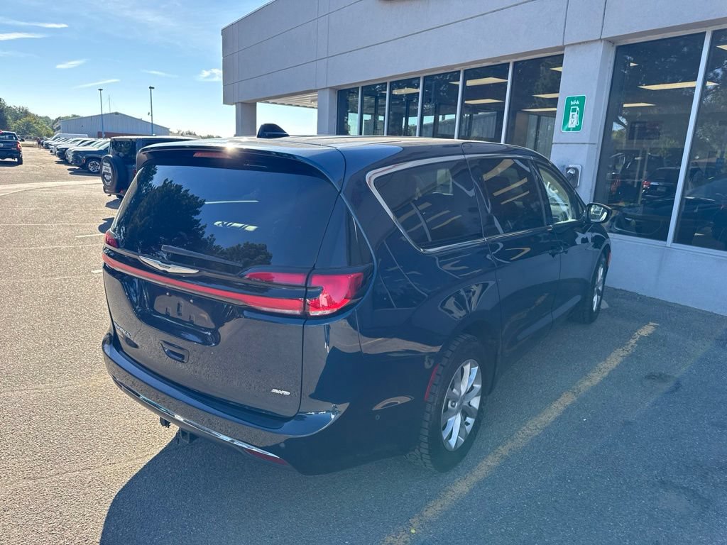 Used 2024 Chrysler Pacifica Touring-L AWD/4WD image 4