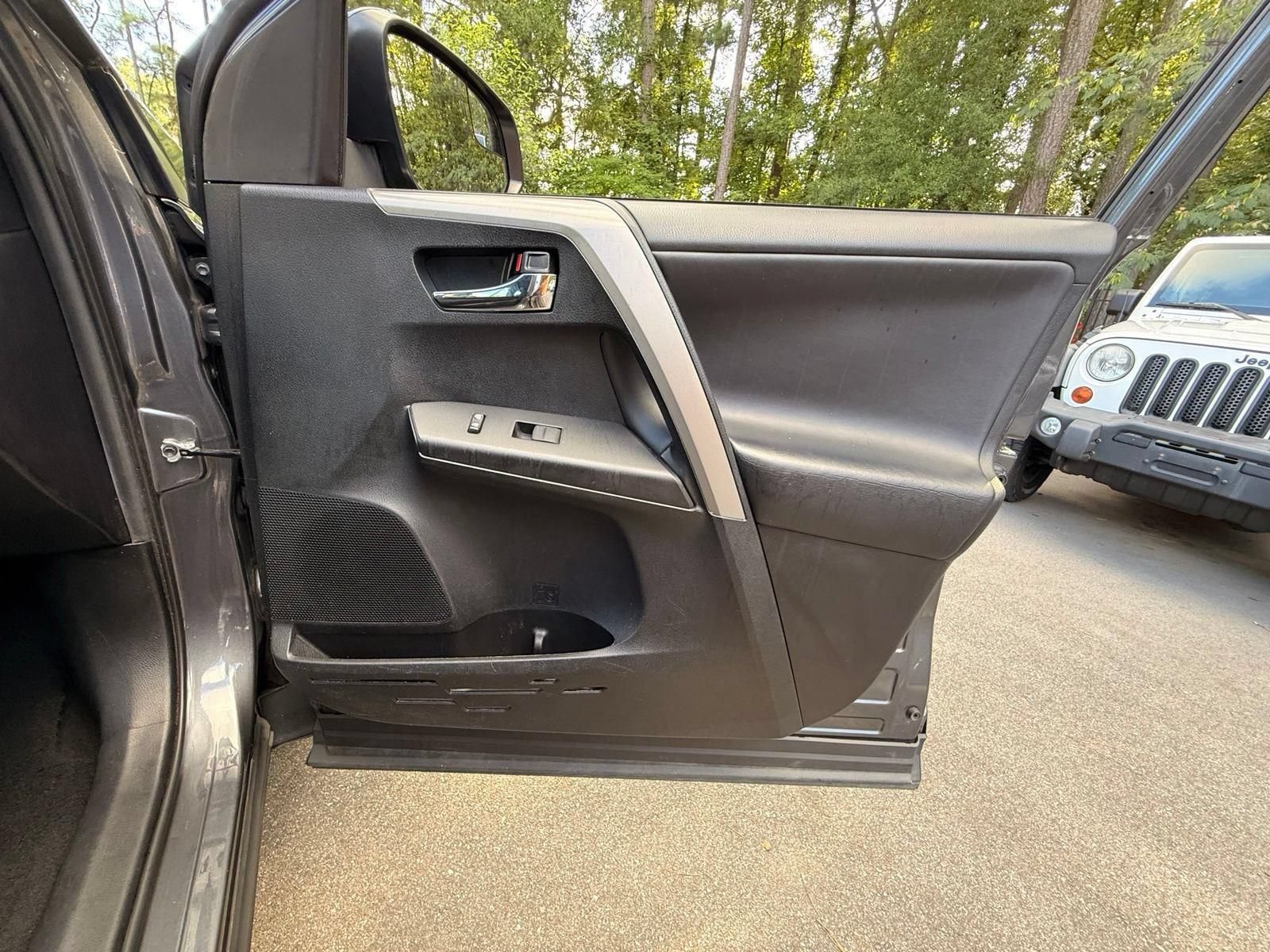Used 2018 Toyota RAV4 XLE AWD/4WD image 19