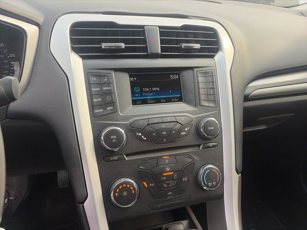 Used 2016 Ford Fusion SE FWD image 9