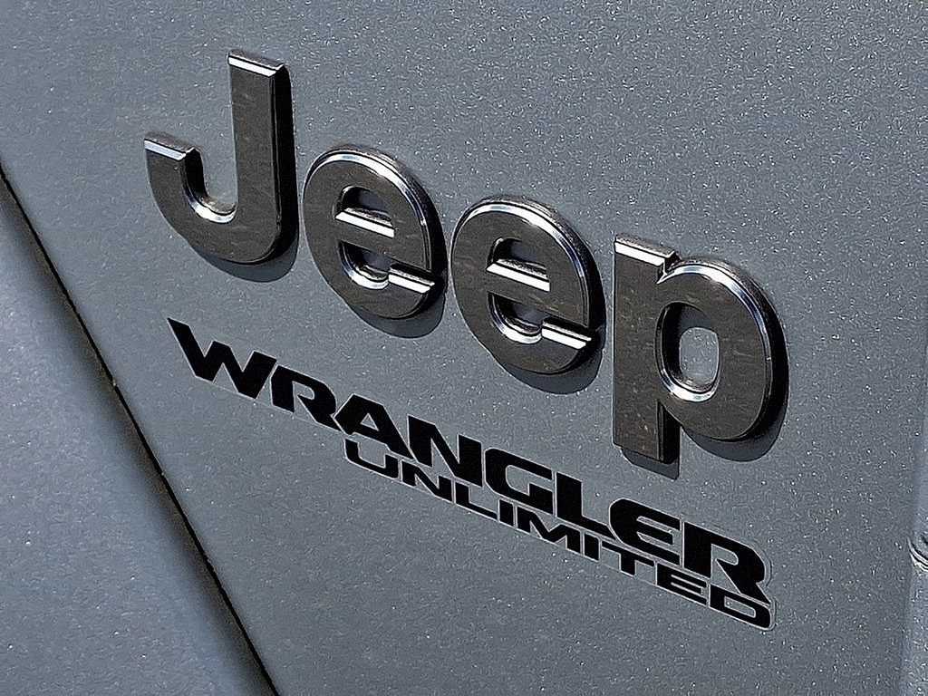 Used 2022 Jeep Wrangler Unlimited Sahara w/ Cold Weather Group AWD/4WD image 31
