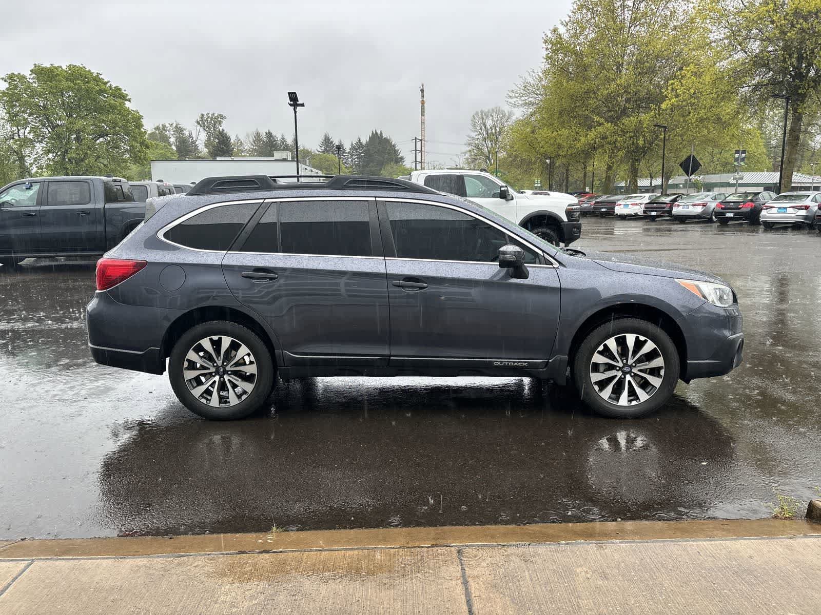 Used 2017 Subaru Outback 2.5i Limited AWD/4WD image 5