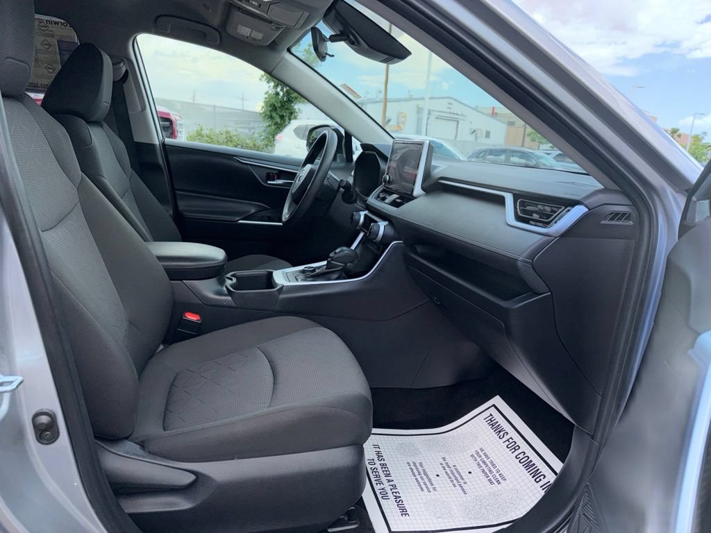 Used 2025 Toyota RAV4 XLE AWD/4WD image 12