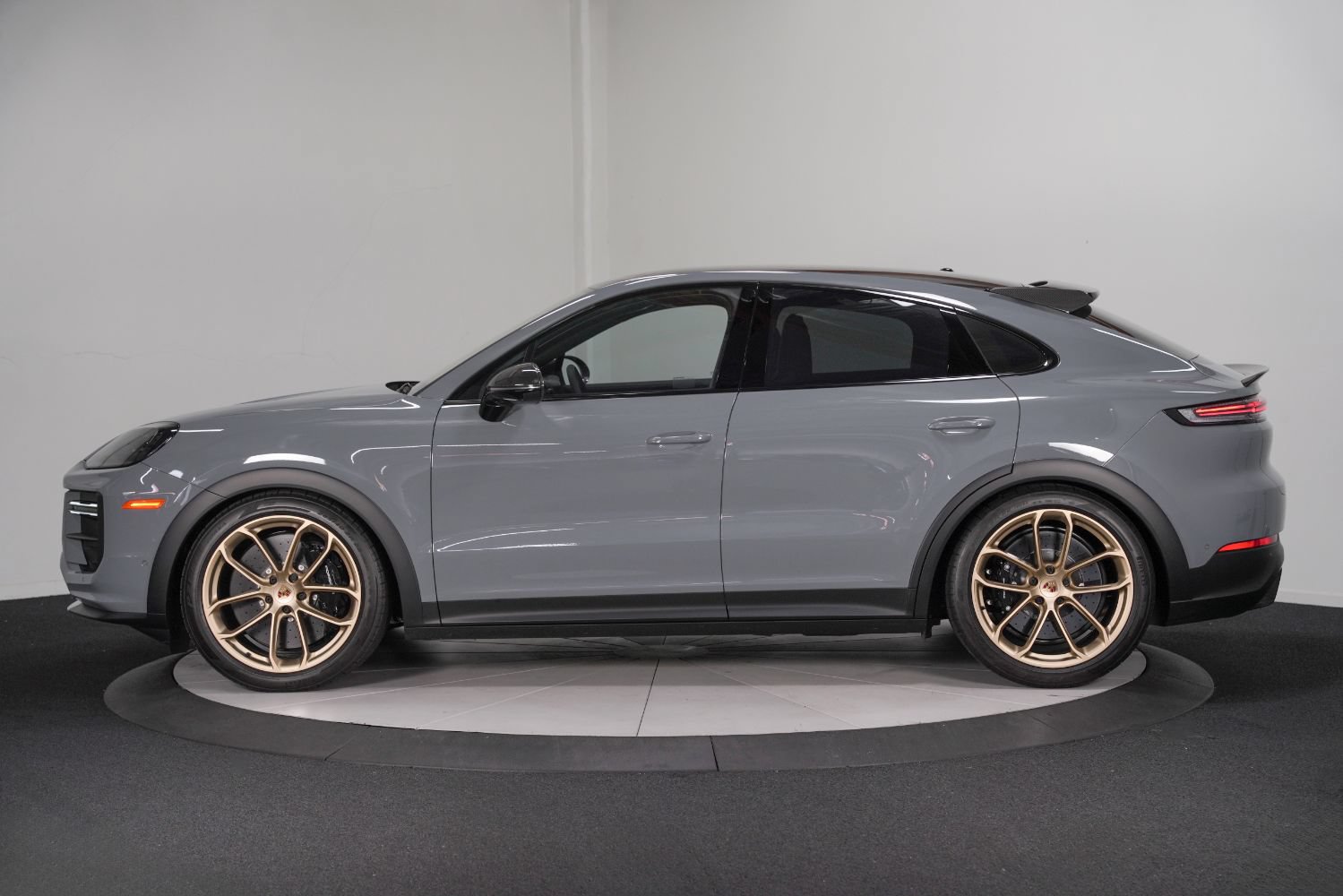 Used 2025 Porsche Cayenne Turbo GT AWD/4WD image 6