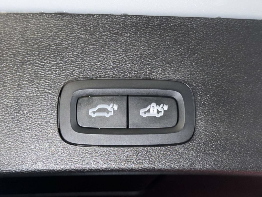 Used 2024 Volvo XC40 B5 Ultimate w/ Protection Package Premier AWD/4WD image 18