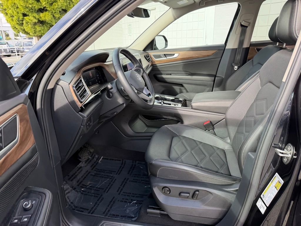 Used 2024 Volkswagen Atlas SE AWD/4WD image 16