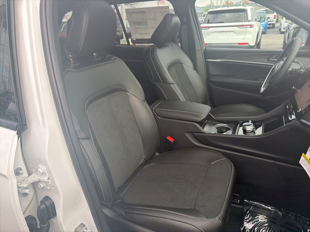 New 2026 Jeep Grand Cherokee Altitude AWD/4WD image 22
