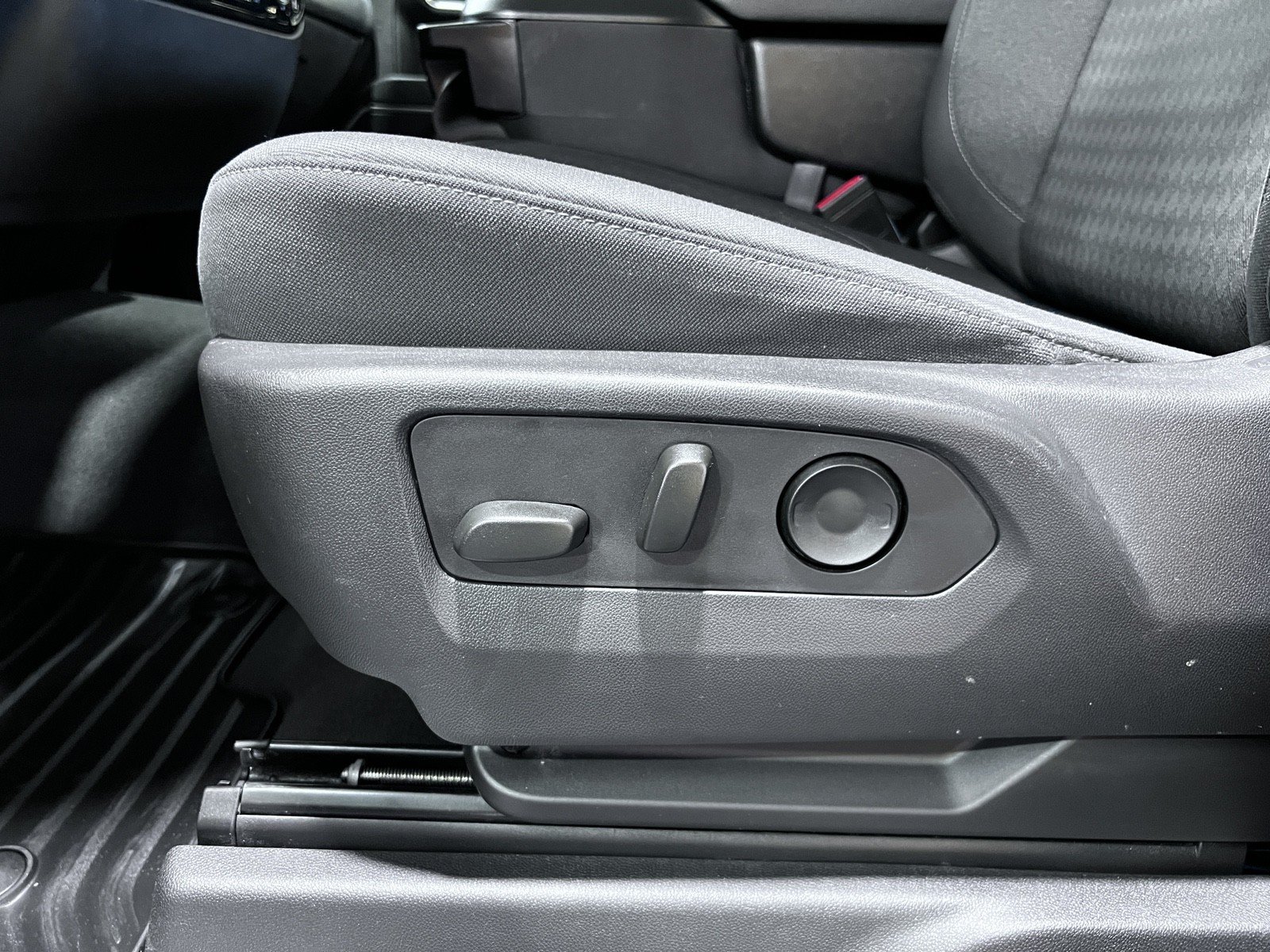 Used 2022 Chevrolet Silverado 1500 LT AWD/4WD image 23