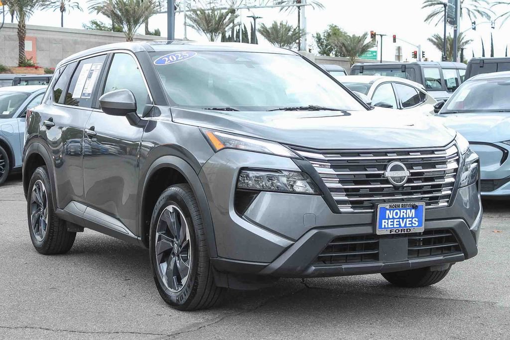 Used 2025 Nissan Rogue SV FWD image 3