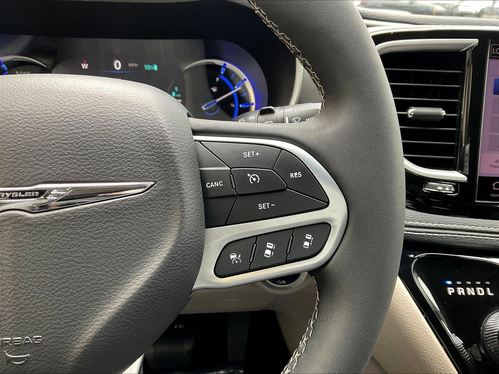 Used 2023 Chrysler Pacifica Touring-L FWD image 12