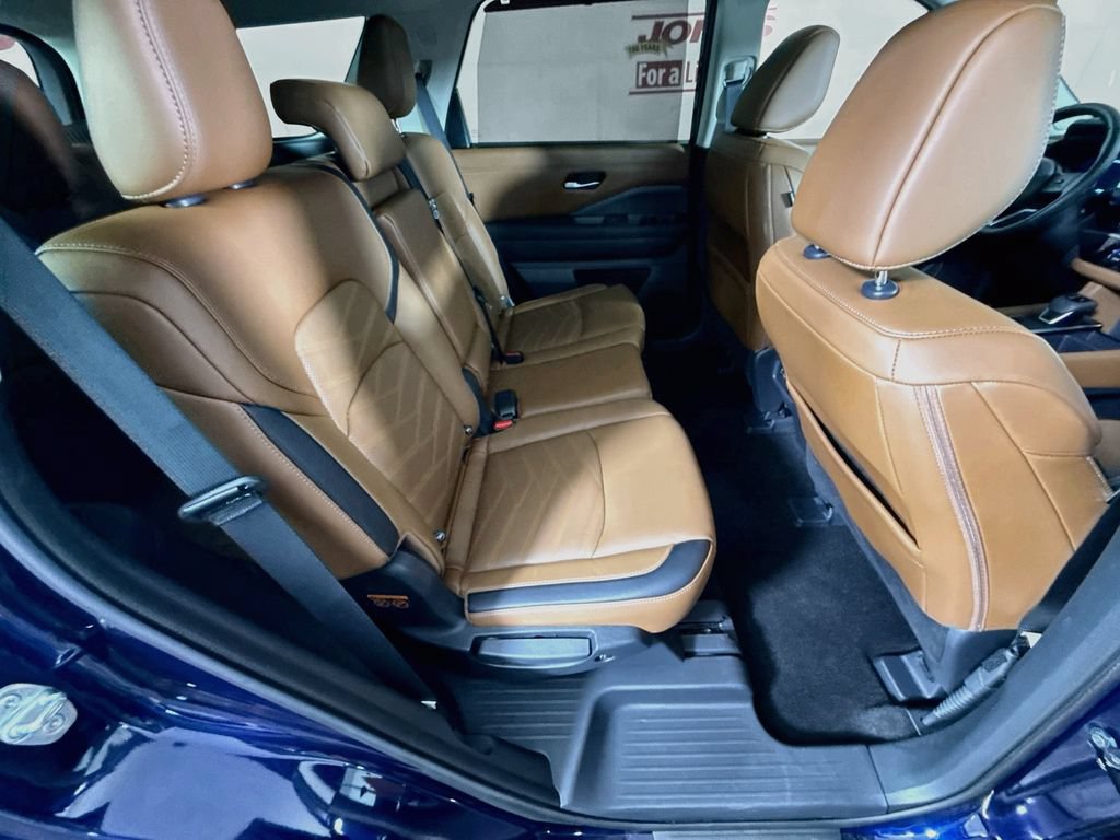 Certified 2024 Nissan Pathfinder Platinum w/ Black Appearance Package AWD/4WD image 34