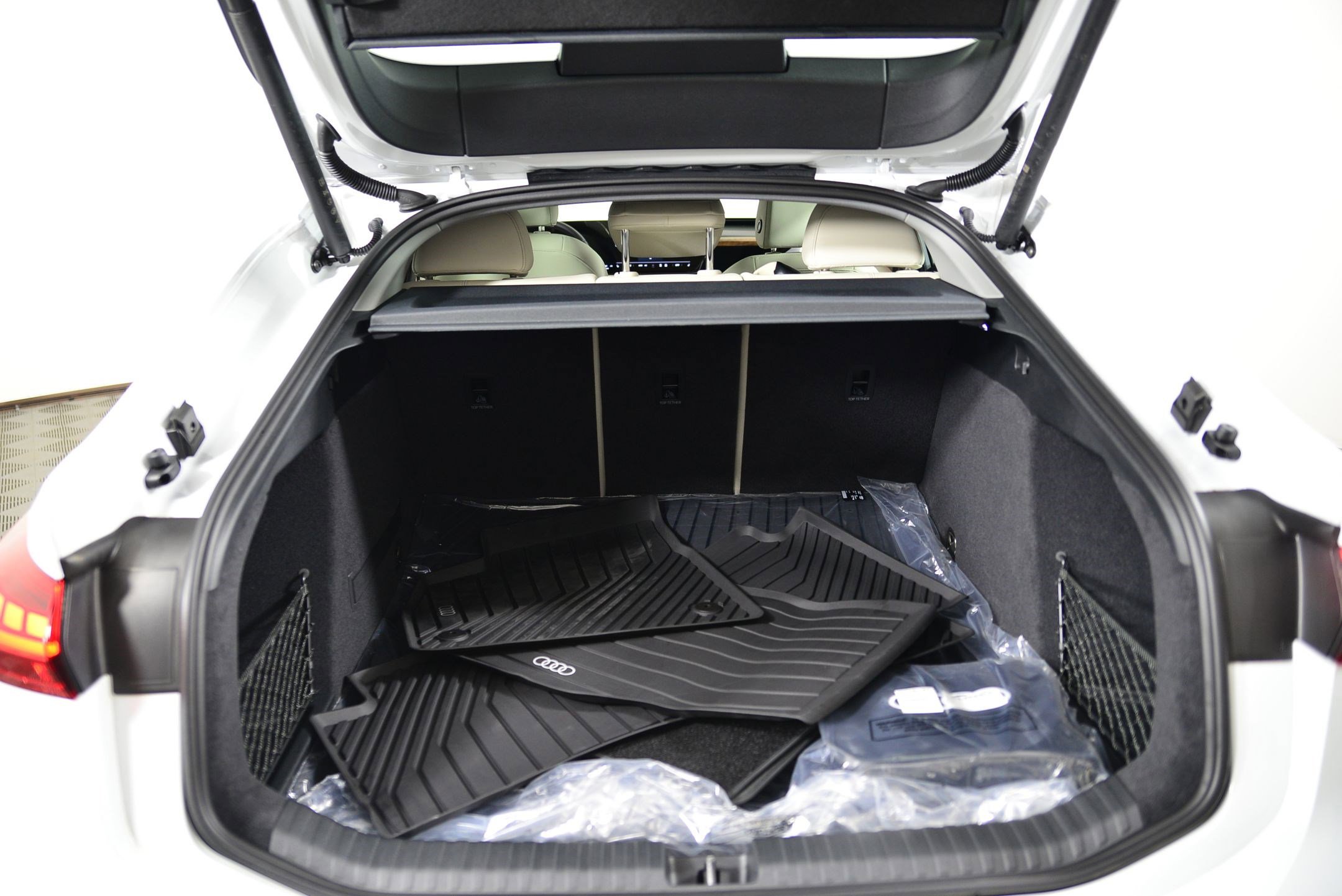 New 2025 Audi A6 e-tron Premium Plus image 24