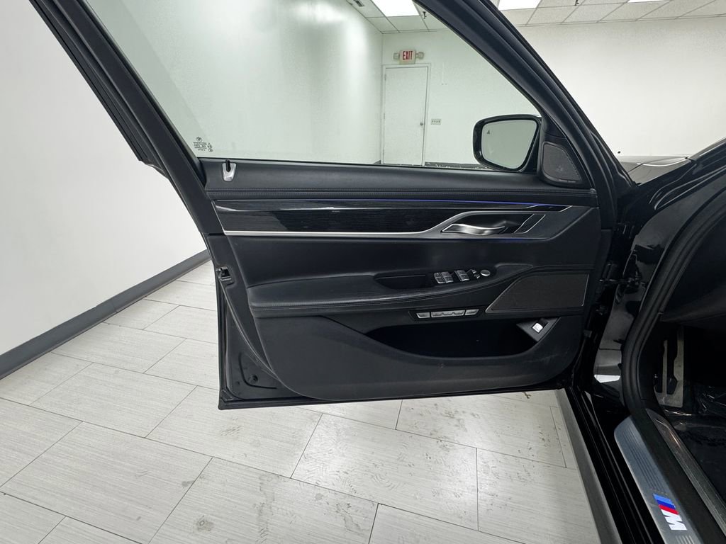 Used 2018 BMW 750i xDrive image 9