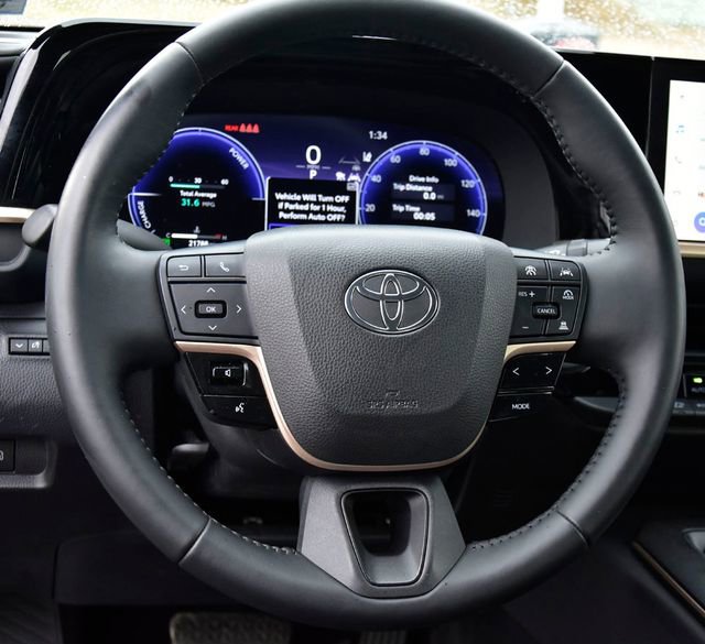 Used 2023 Toyota Crown Limited image 19
