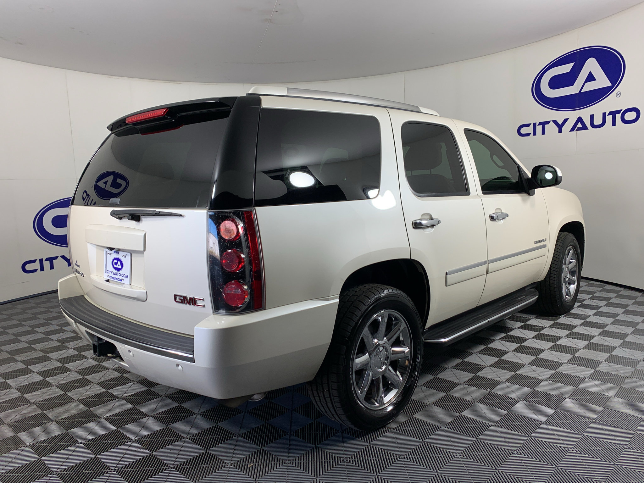 Used 2014 GMC Yukon Denali RWD image 3