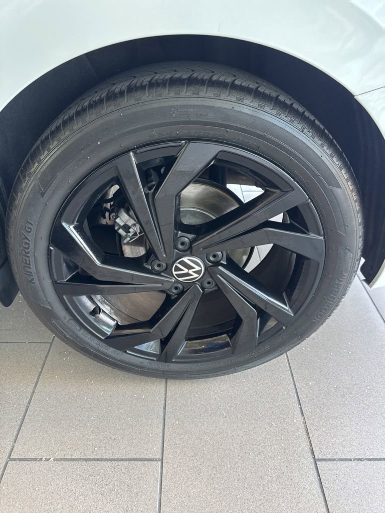Used 2025 Volkswagen Jetta SE w/ Sunroof Package FWD image 19