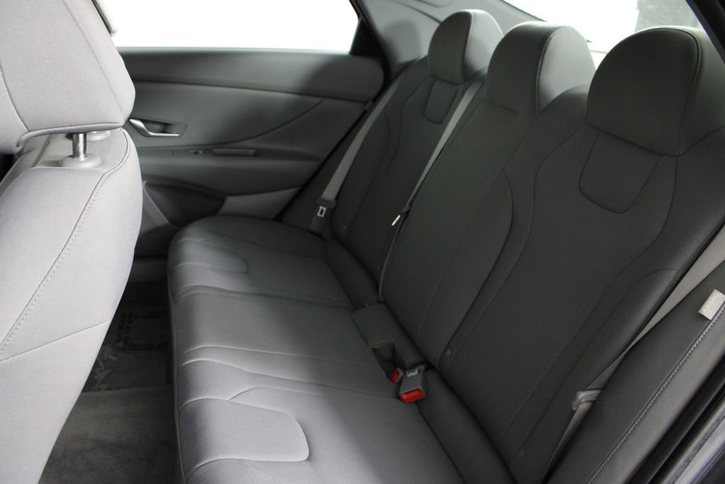 Certified 2025 Hyundai Elantra SE FWD image 21