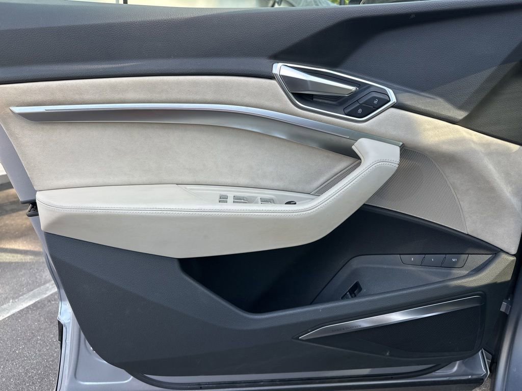 Used 2019 Audi e-tron Prestige w/ Prestige Package AWD/4WD image 14