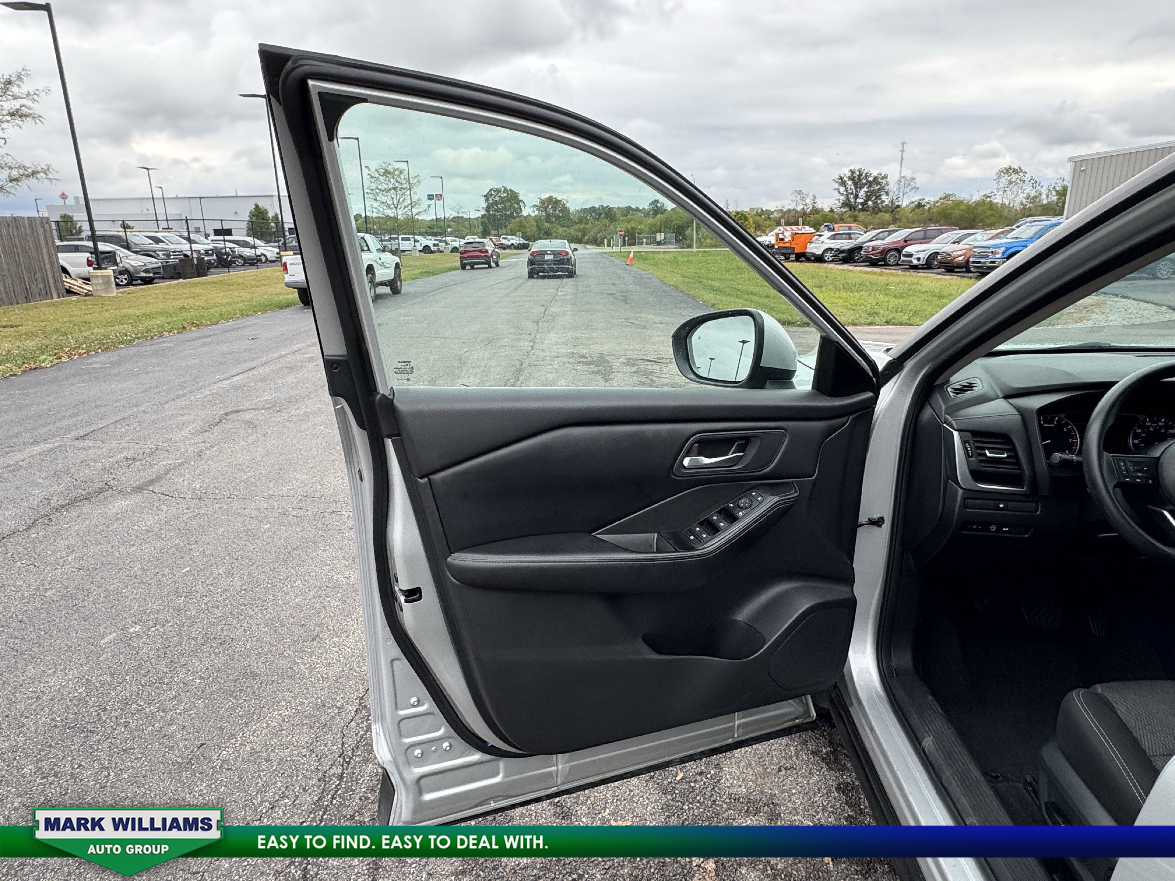 Used 2024 Nissan Rogue SV image 6