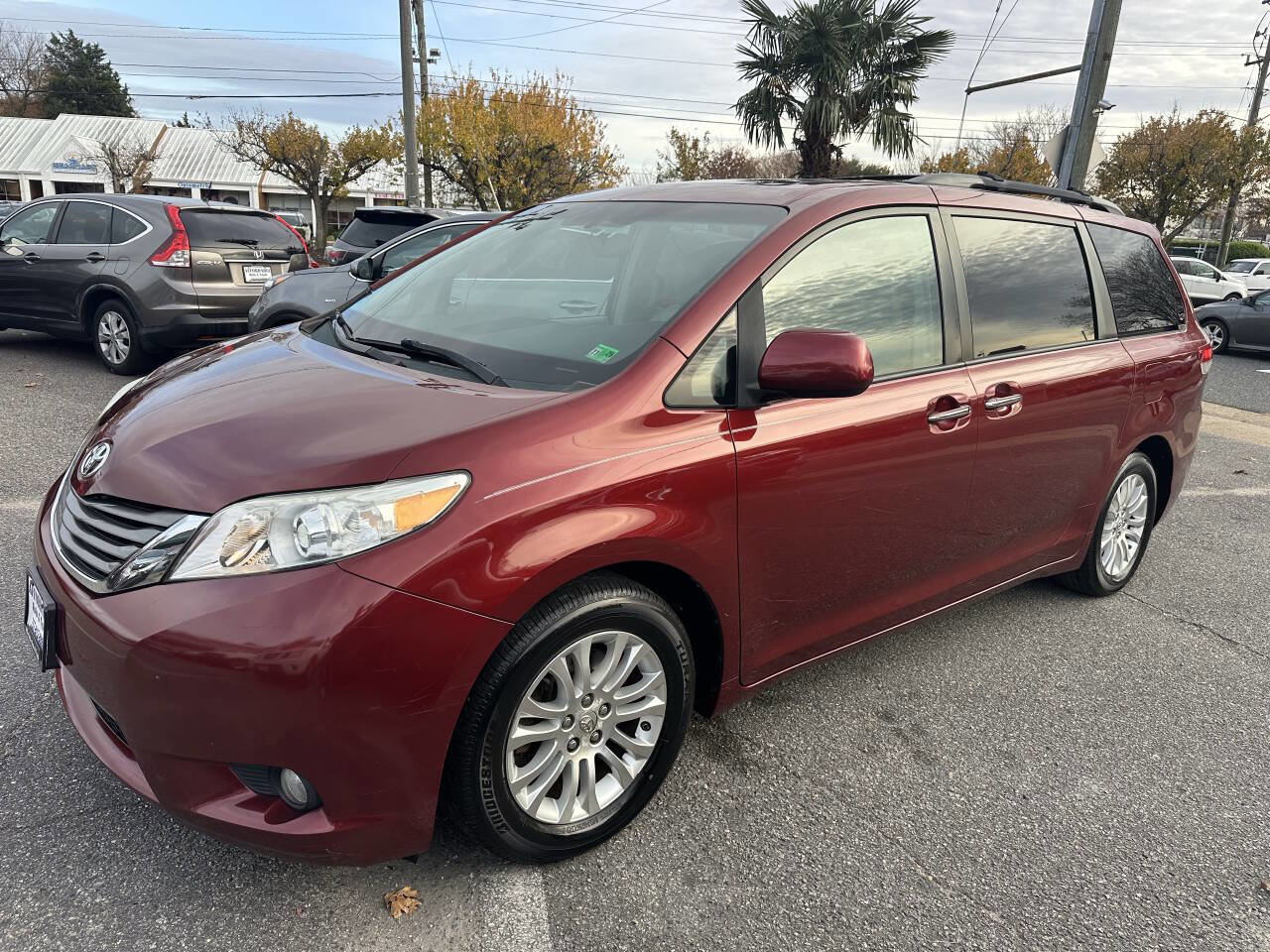Used 2011 Toyota Sienna XLE w/ Premium Pkg image 4
