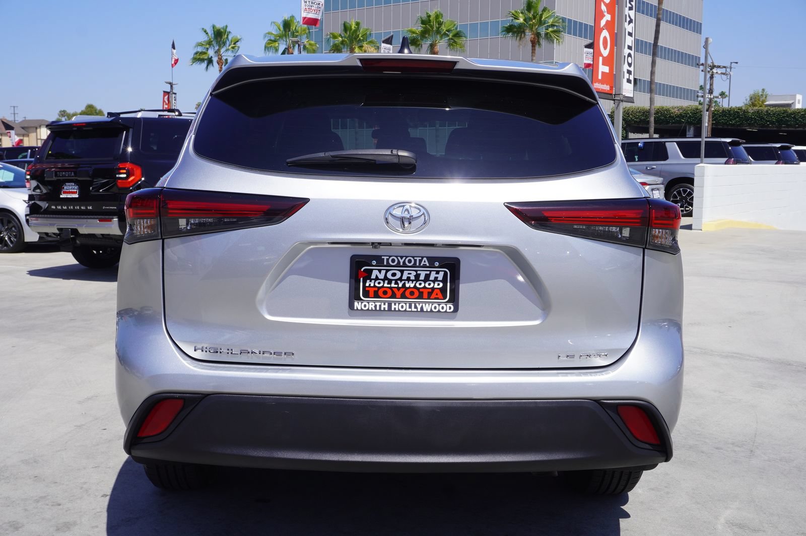 Used 2024 Toyota Highlander LE AWD/4WD image 6