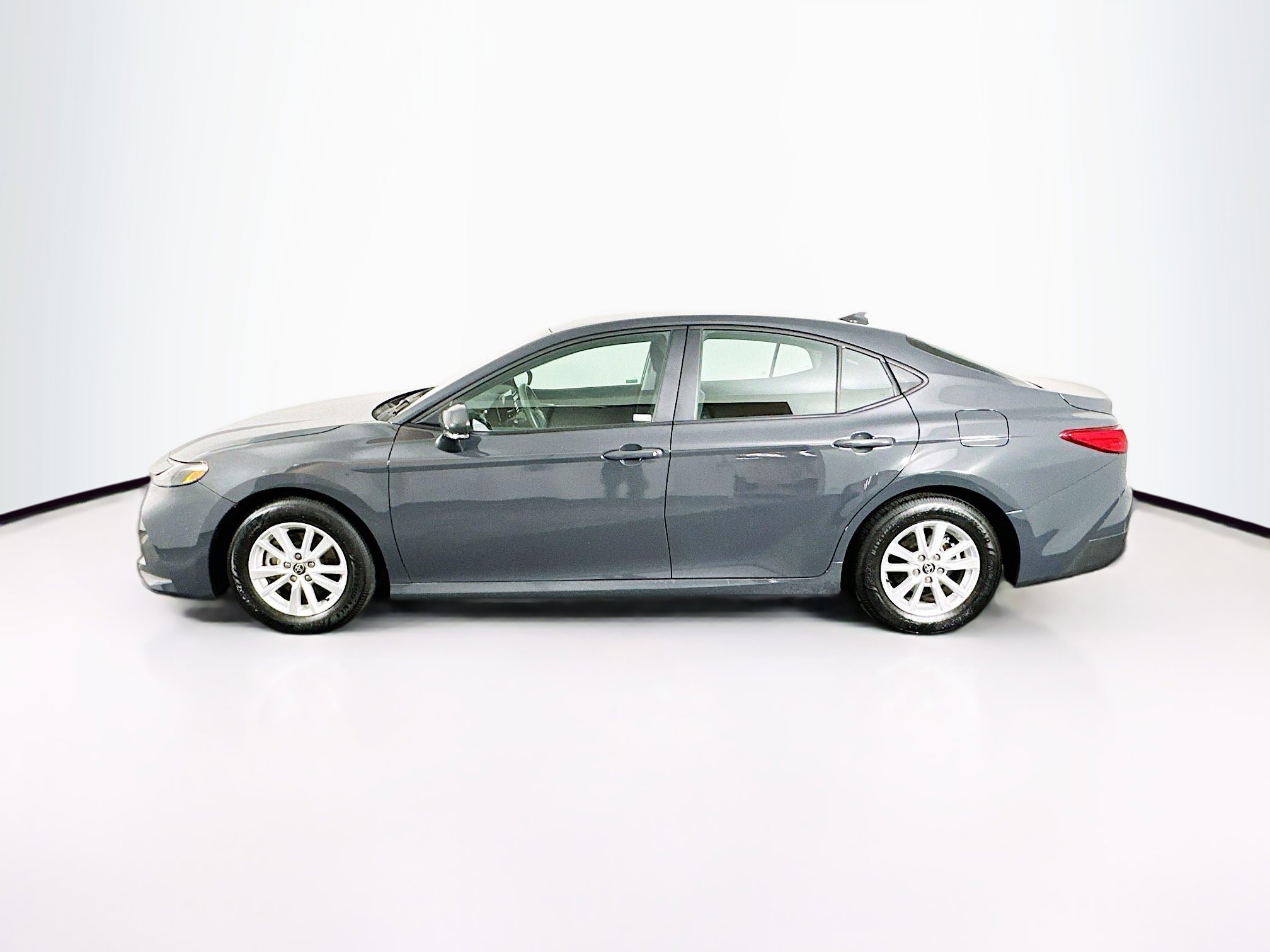 Used 2025 Toyota Camry LE image 4