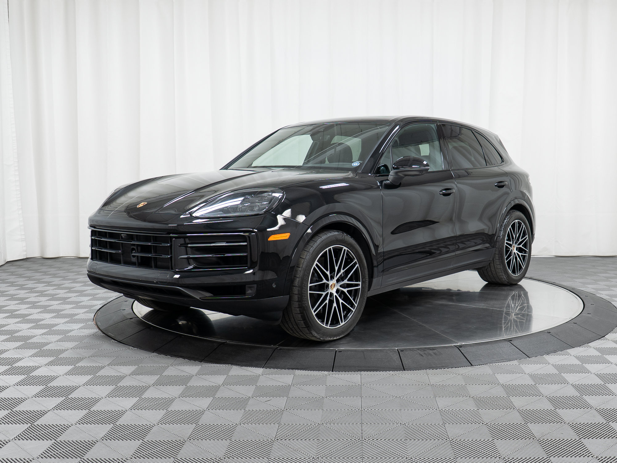 Used 2025 Porsche Cayenne AWD/4WD image 1
