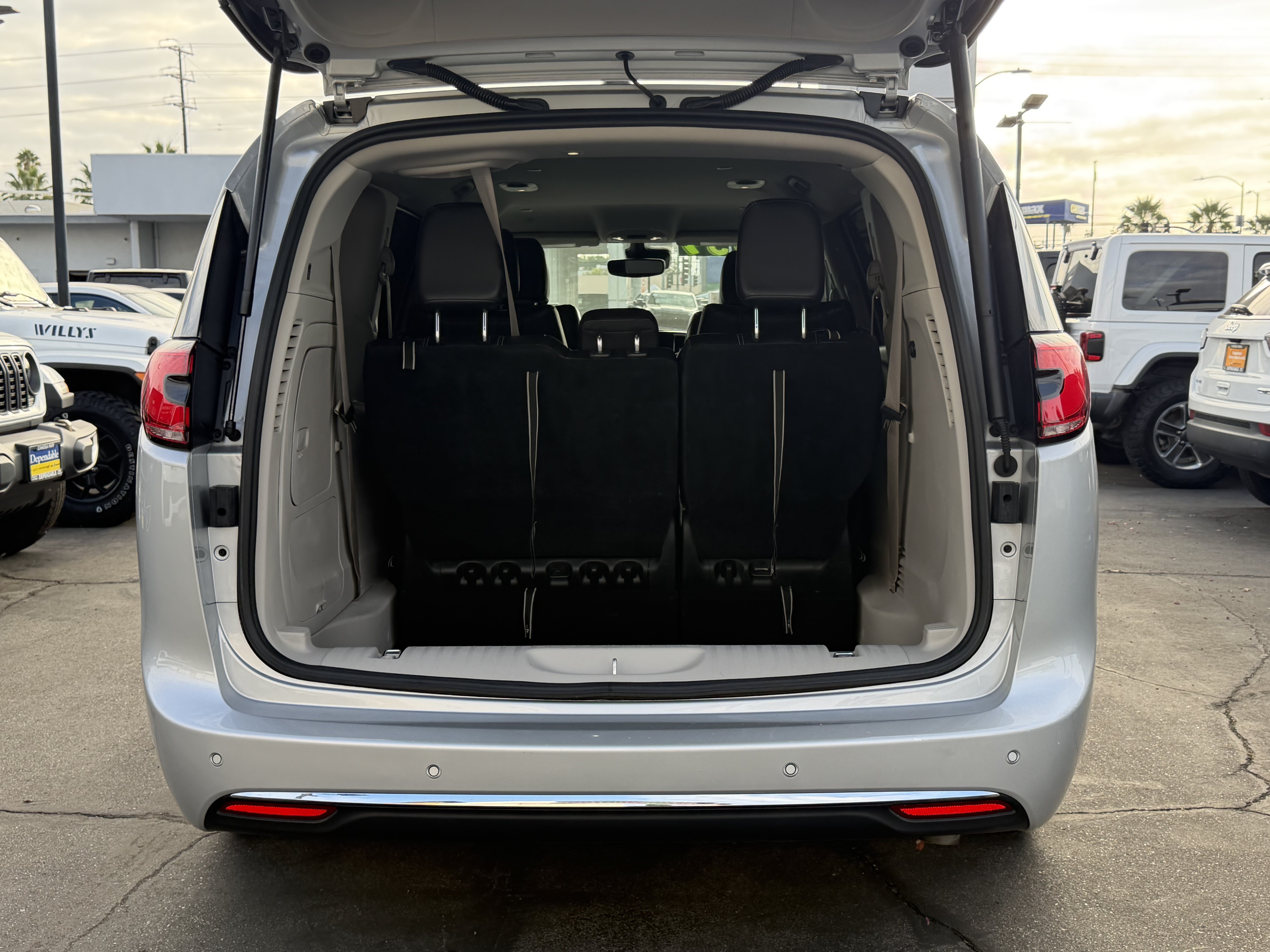 Certified 2024 Chrysler Pacifica Limited FWD image 16
