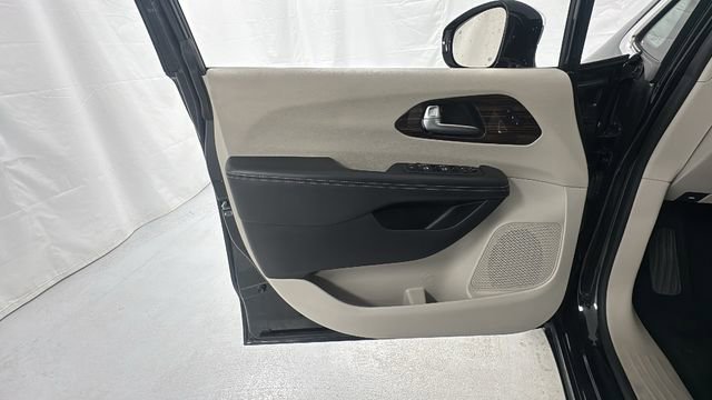 Used 2023 Chrysler Pacifica Limited image 21
