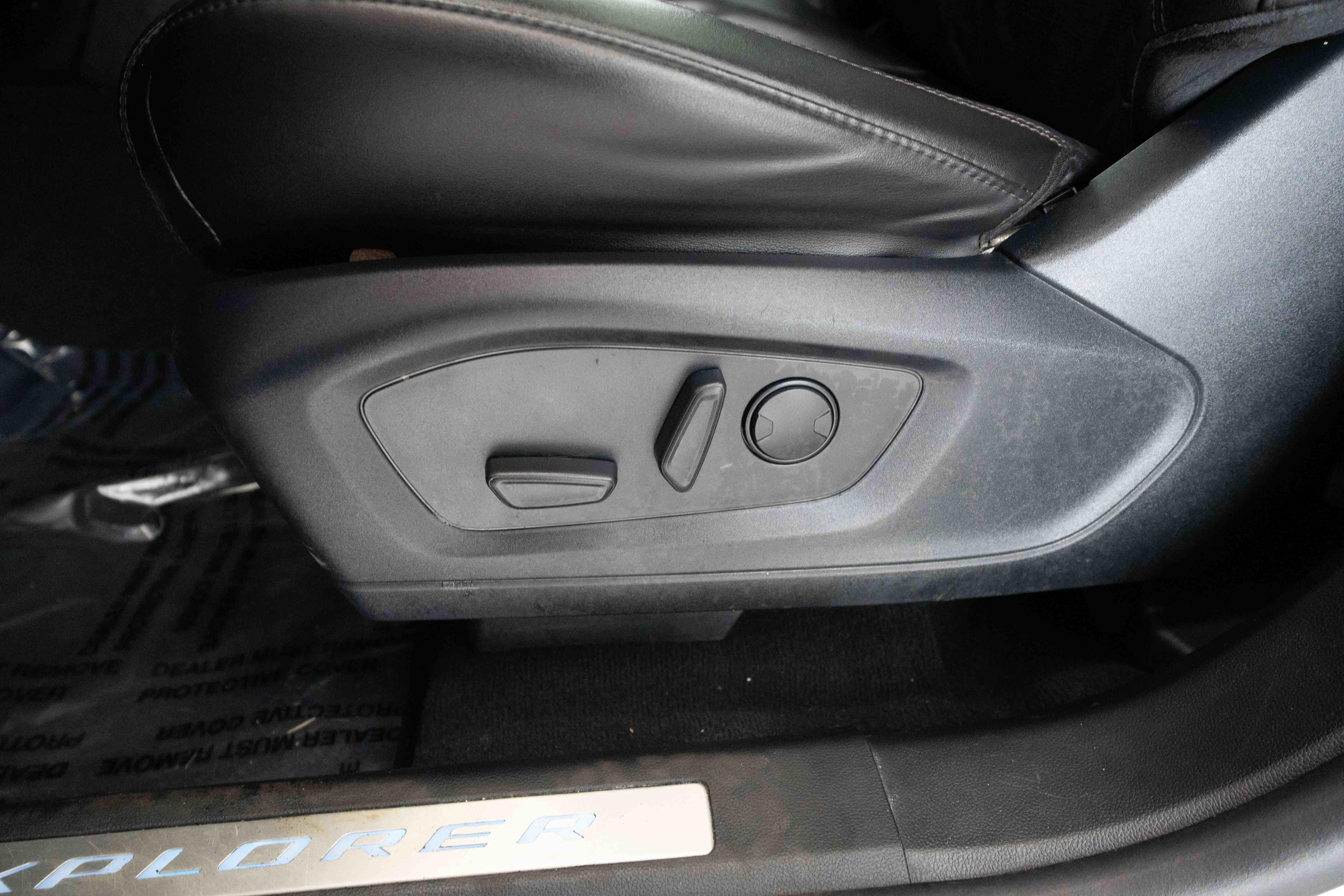 Used 2023 Ford Explorer Platinum w/ Technology Package AWD/4WD image 12