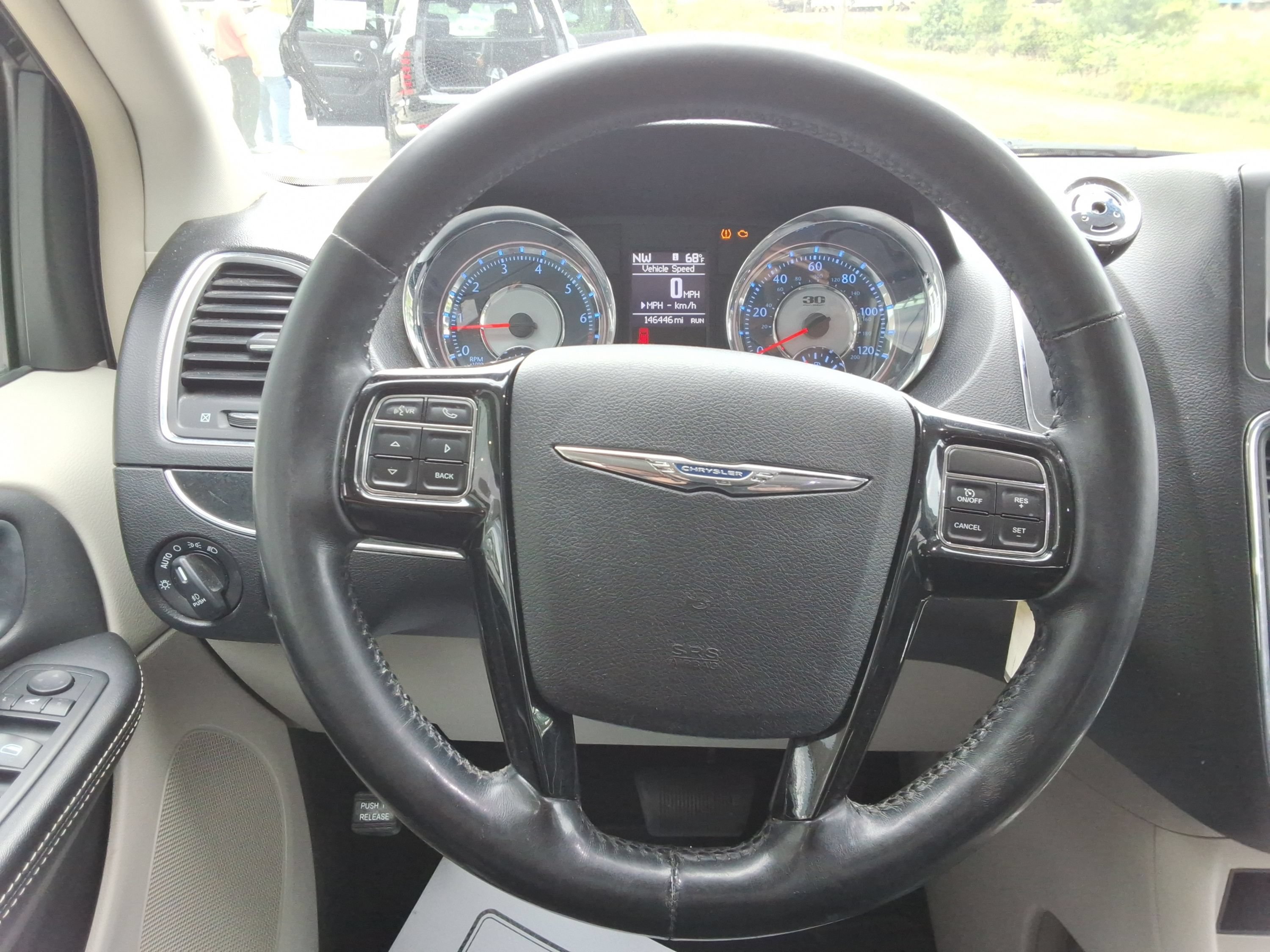 Used 2014 Chrysler Town & Country Touring-L FWD image 11