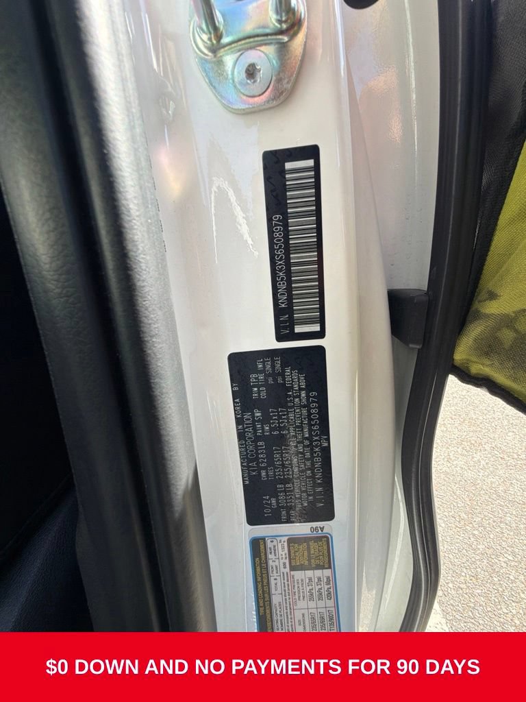 Used 2025 Kia Carnival FWD image 4