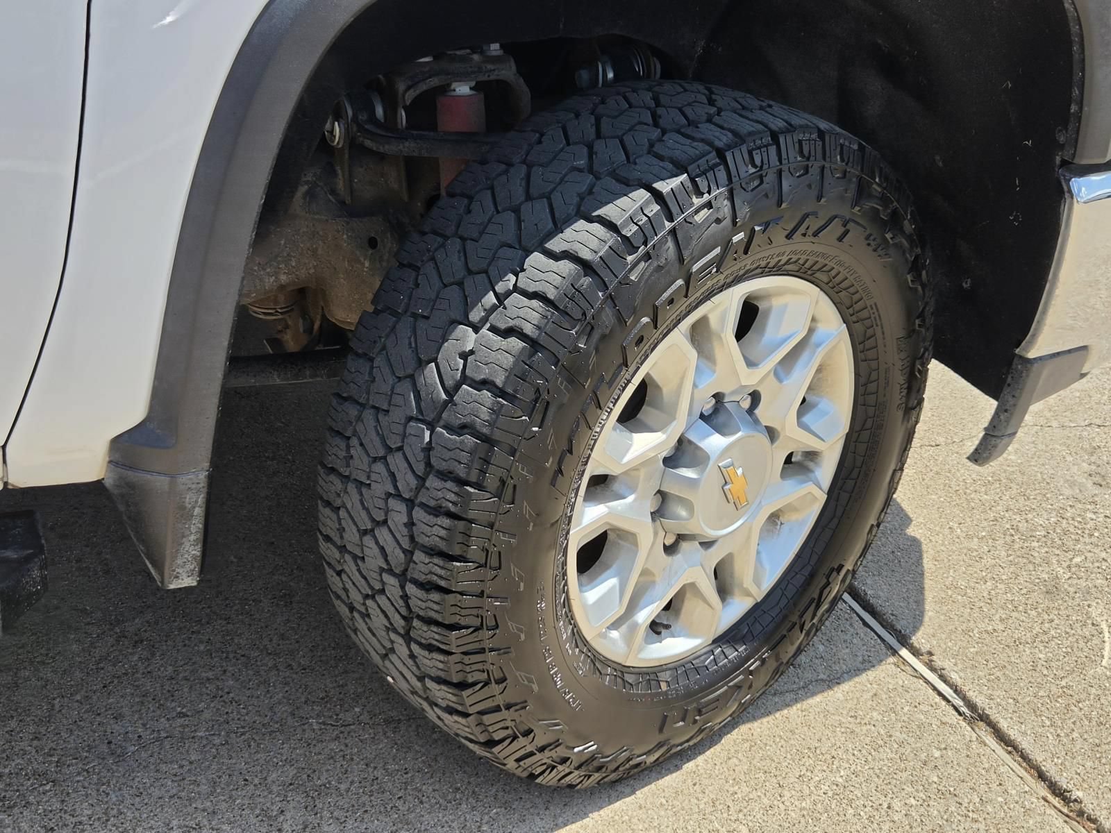 Used 2023 Chevrolet Silverado 2500 LT AWD/4WD image 6