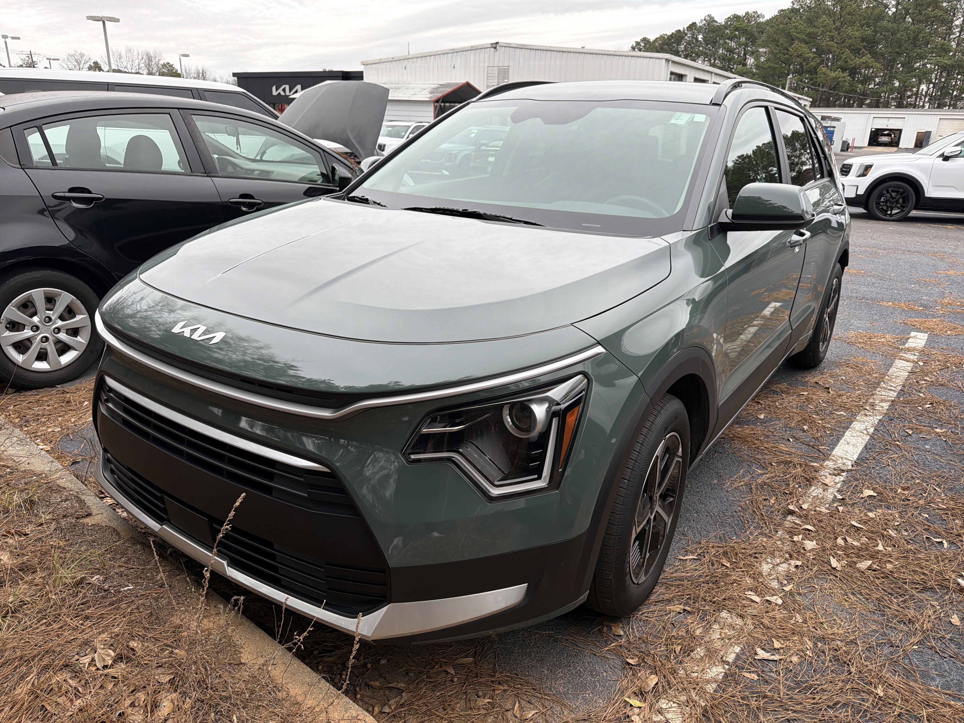 Used 2024 Kia Niro EX image 3