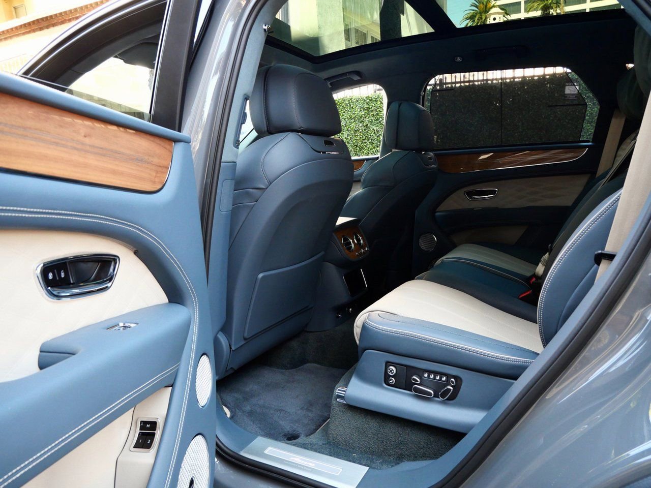 Used 2025 Bentley Bentayga image 19