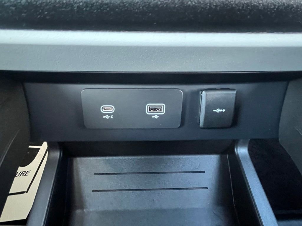 Used 2023 Land Rover Defender 110 SE image 32