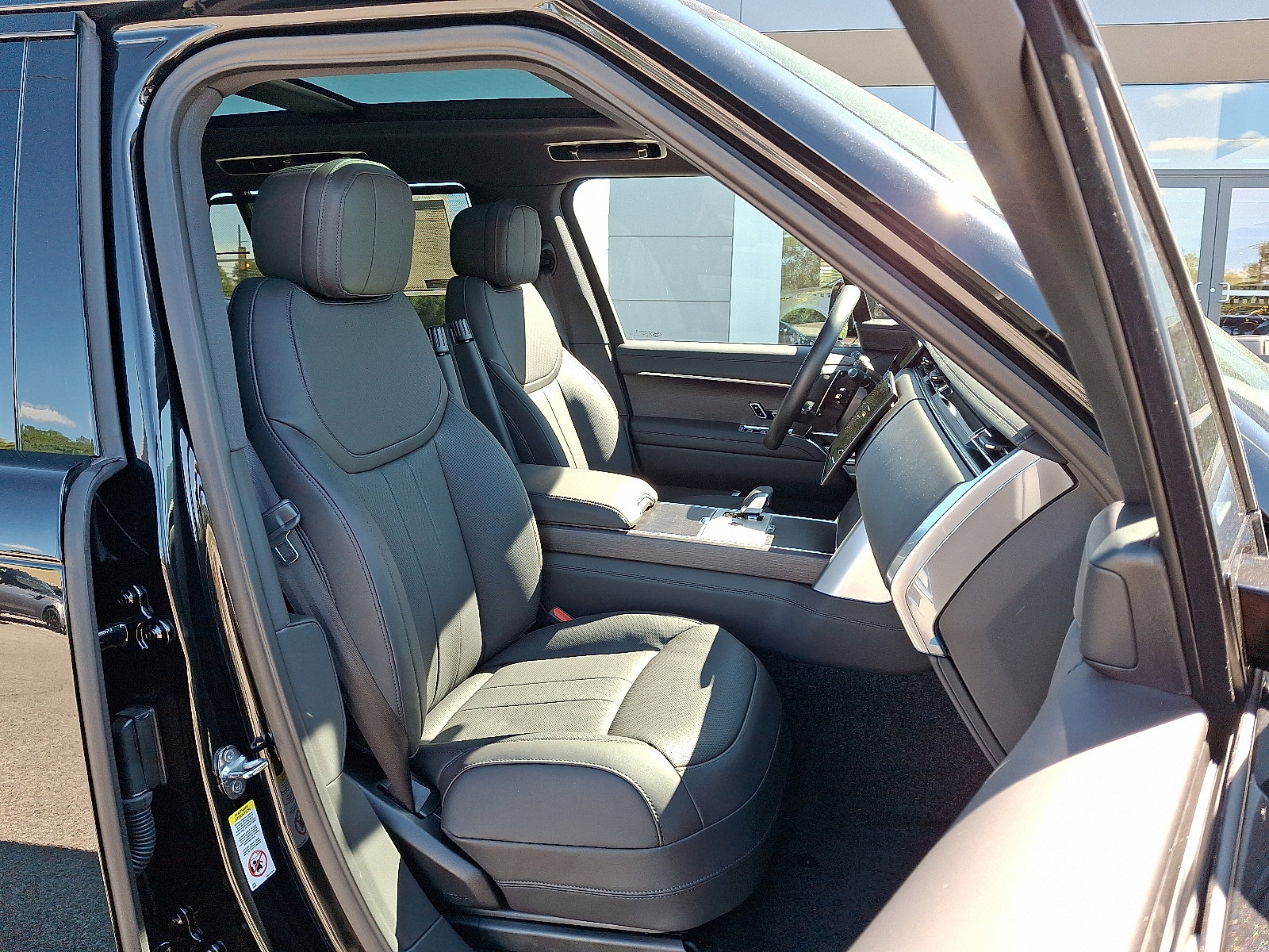 New 2025 Land Rover Range Rover Long Wheelbase SE image 3