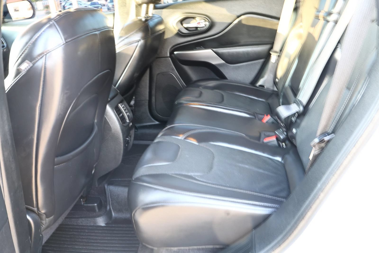 Used 2019 Jeep Cherokee Limited AWD/4WD image 13