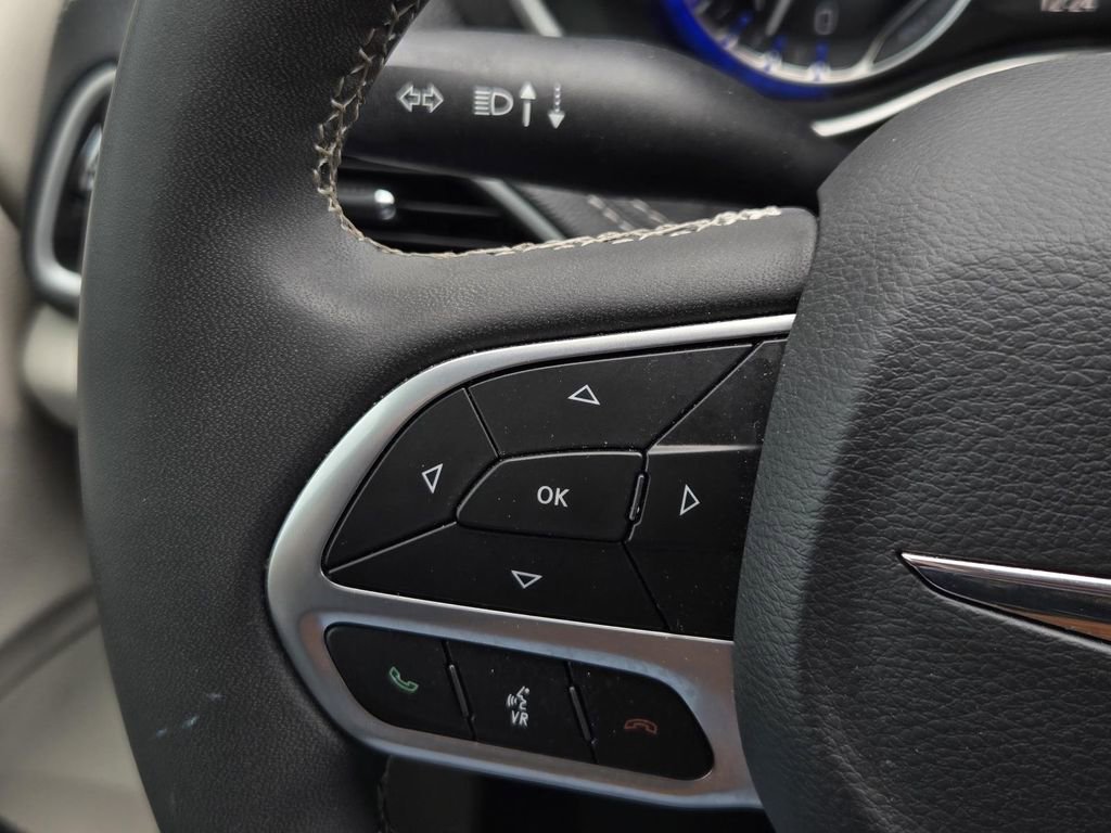 Used 2023 Chrysler Pacifica Touring-L image 26