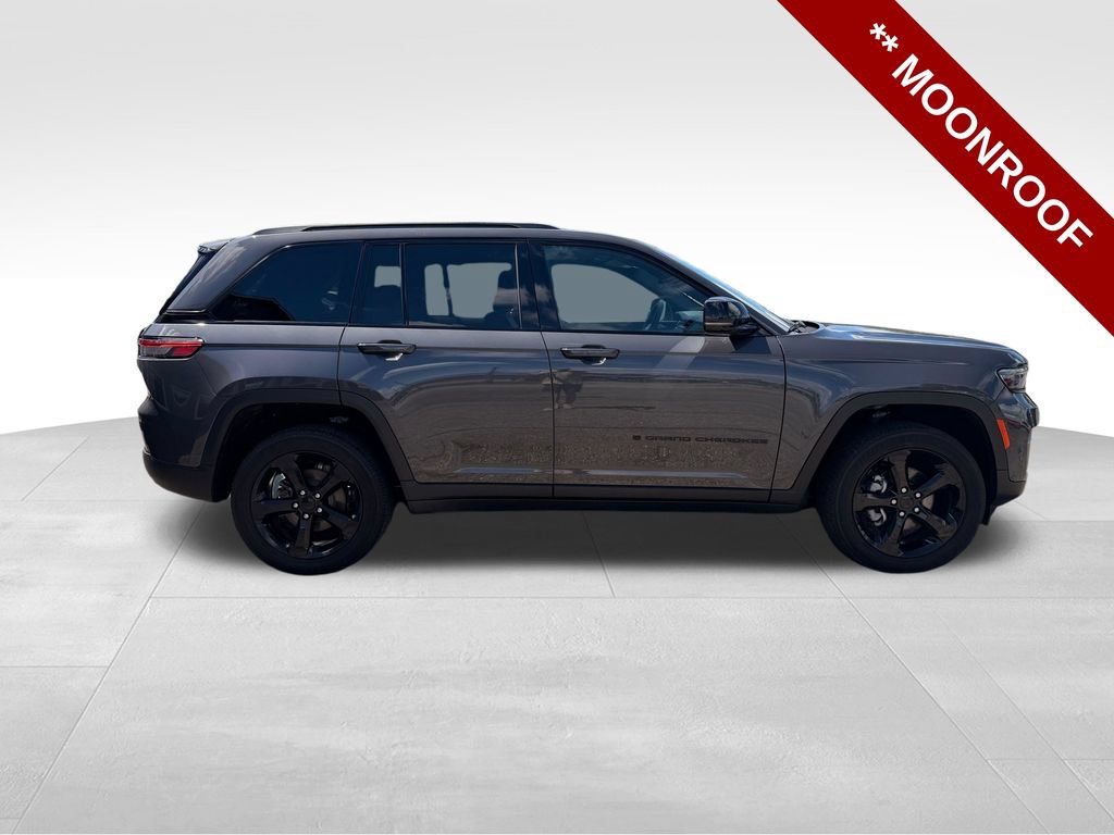 Used 2024 Jeep Grand Cherokee Altitude AWD/4WD image 9