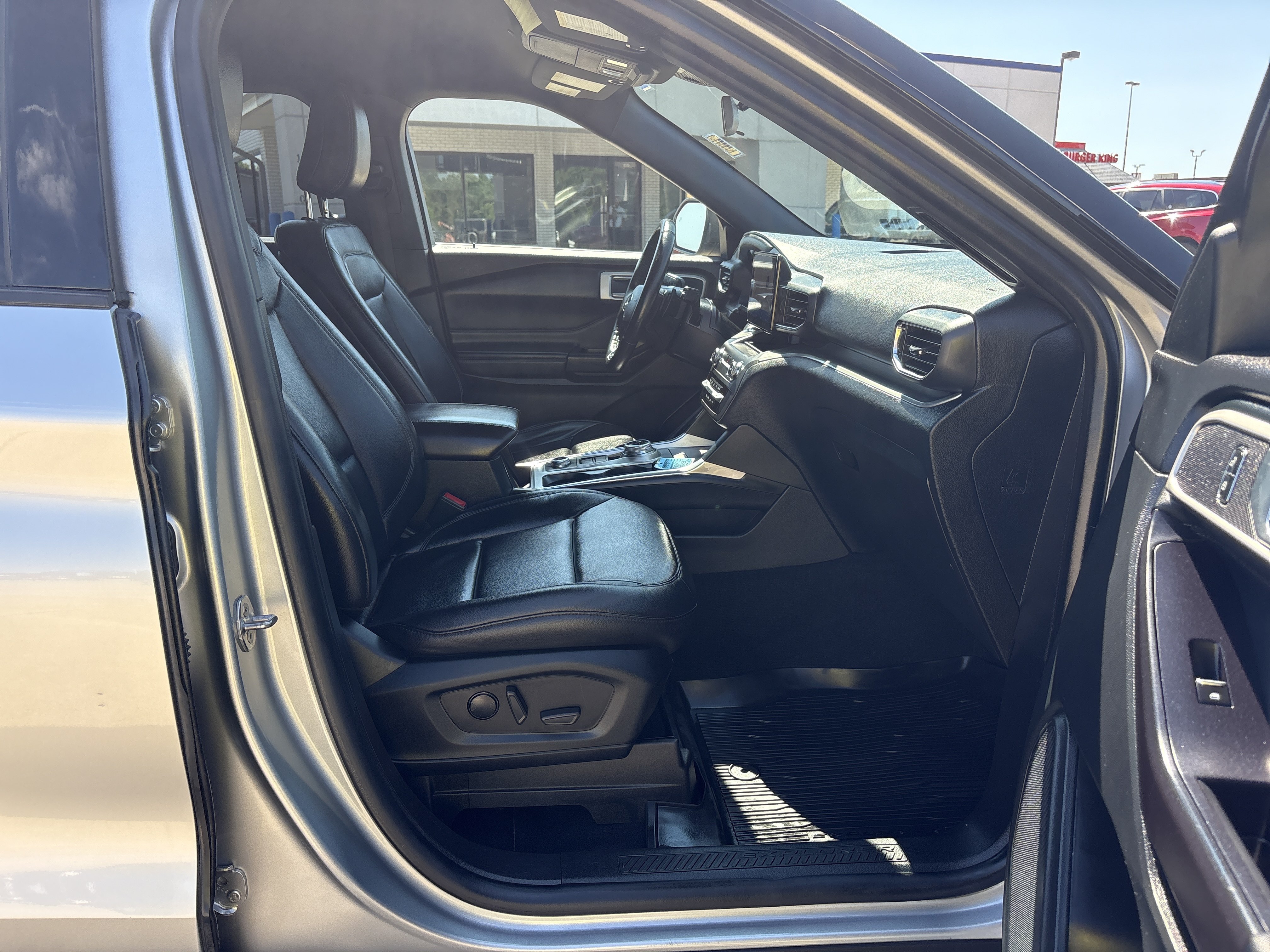 Used 2020 Ford Explorer XLT w/ Equipment Group 202A AWD/4WD image 12