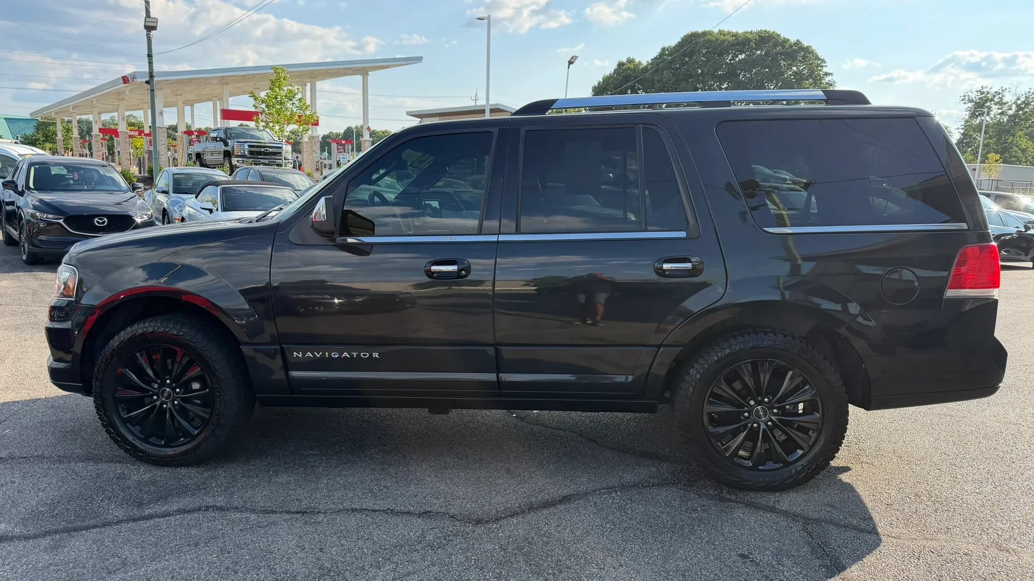 Used 2015 Lincoln Navigator 4WD image 2