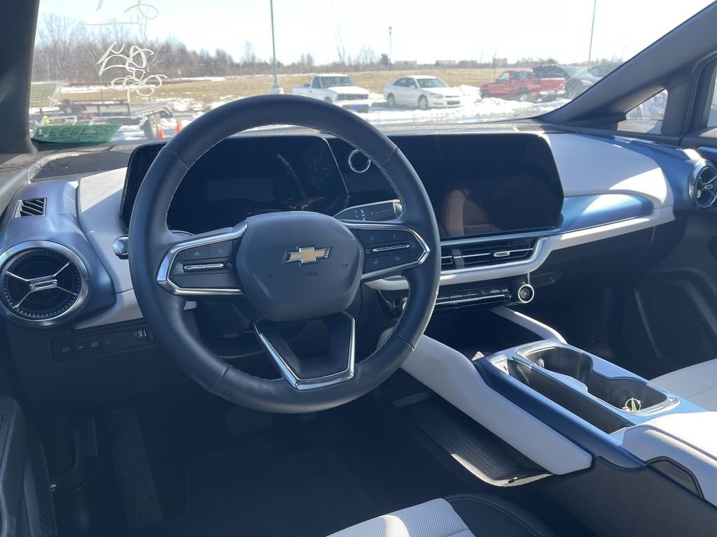 Used 2025 Chevrolet Equinox EV LT image 18