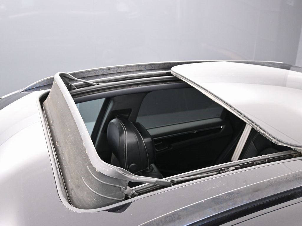 Used 2023 Porsche Macan Turbo image 10