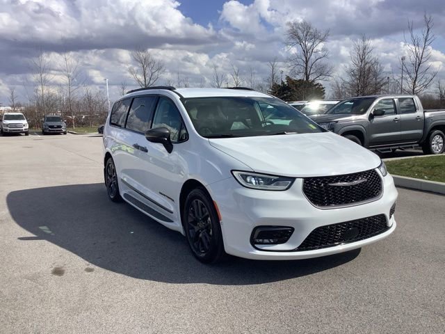 Used 2023 Chrysler Pacifica Touring-L w/ Road Tripper Package image 3