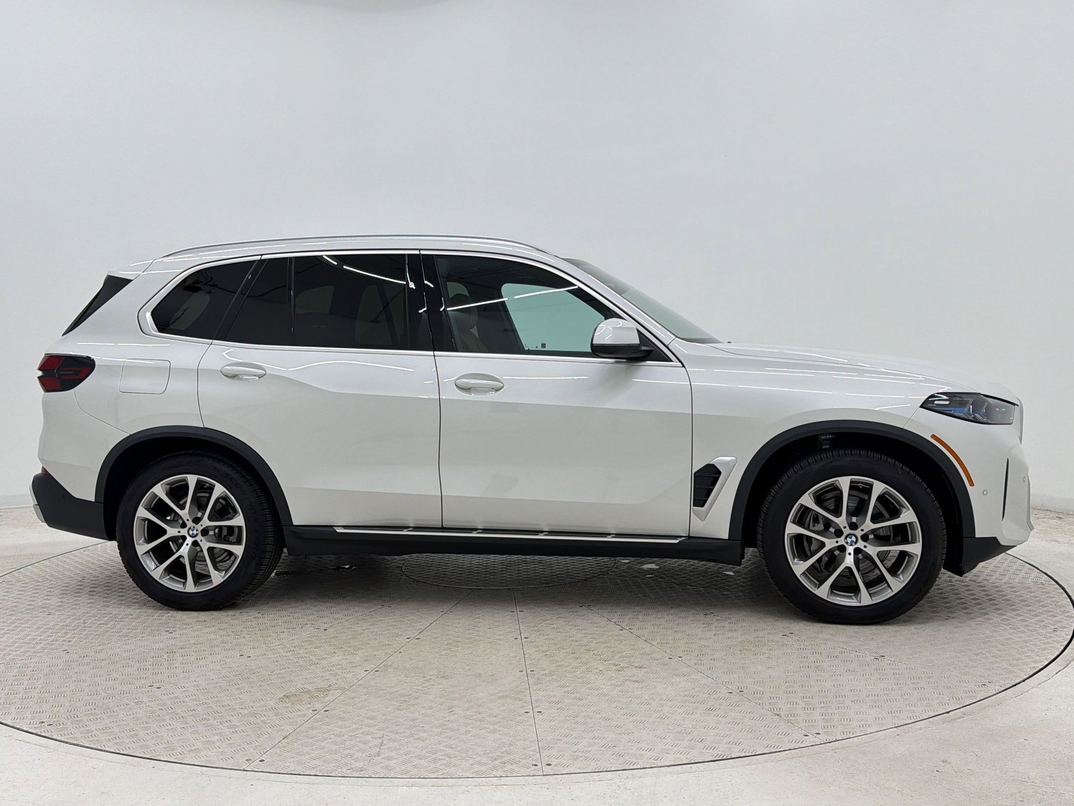 Used 2024 BMW X5 xDrive40i w/ Premium Package AWD/4WD image 8