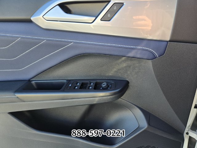 Used 2026 Volkswagen Taos SEL AWD/4WD image 32