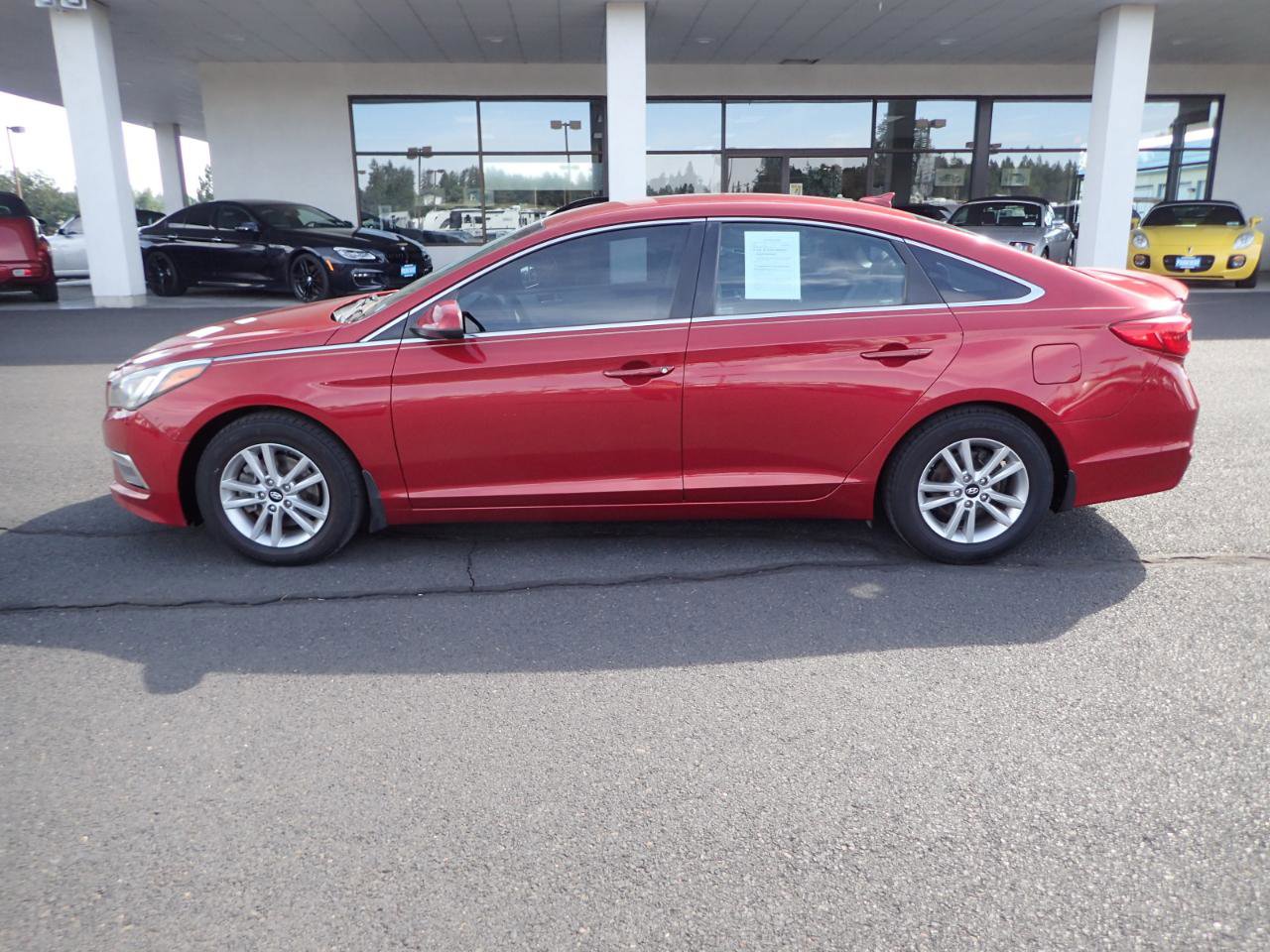Used 2015 Hyundai Sonata SE w/ Option Group 09 FWD image 2